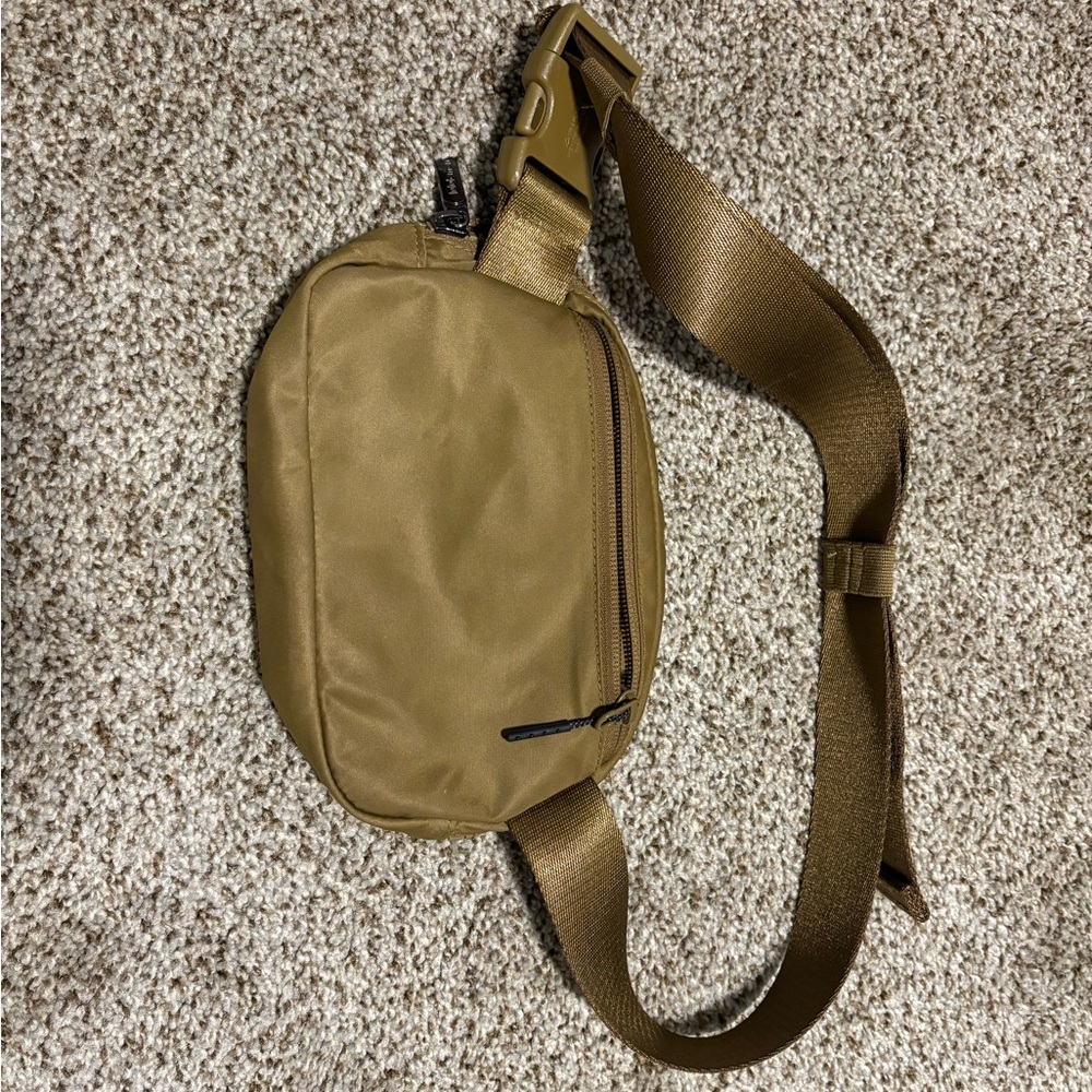 Lululemon Everywhere Belt Bag